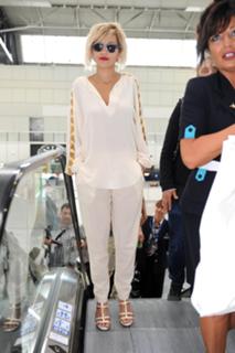 Rita Ora feet photo thumbnail