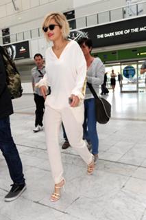 Rita Ora feet photo thumbnail