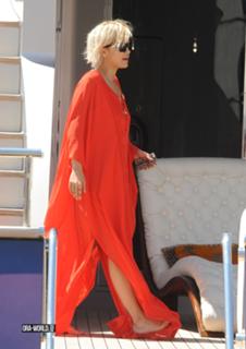 Rita Ora feet photo thumbnail