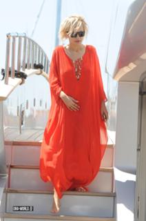 Rita Ora feet photo thumbnail