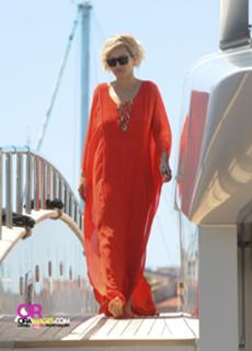 Rita Ora feet photo thumbnail