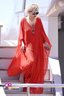 Rita Ora feet photo thumbnail