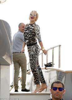 Rita Ora feet photo thumbnail