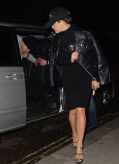 Rita Ora feet photo thumbnail