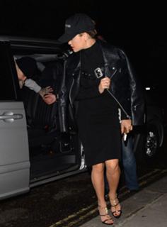 Rita Ora feet photo thumbnail