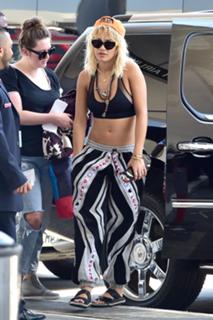 Rita Ora feet photo thumbnail