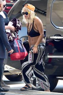 Rita Ora feet photo thumbnail