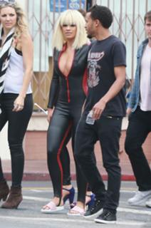 Rita Ora feet photo thumbnail