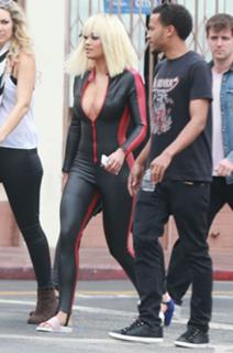 Rita Ora feet photo thumbnail