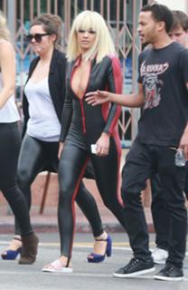 Rita Ora feet photo thumbnail