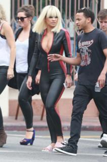 Rita Ora feet photo thumbnail