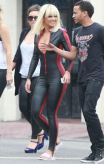 Rita Ora feet photo thumbnail