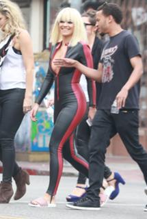 Rita Ora feet photo thumbnail