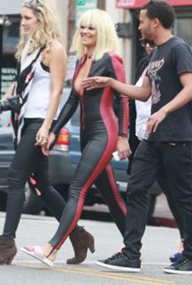 Rita Ora feet photo thumbnail