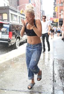 Rita Ora feet photo thumbnail