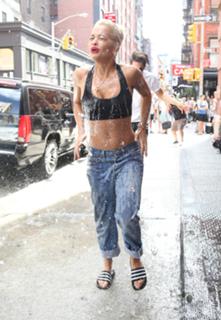 Rita Ora feet photo thumbnail
