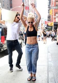 Rita Ora feet photo thumbnail