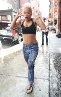 Rita Ora feet photo thumbnail