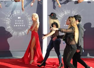 Rita Ora feet photo thumbnail