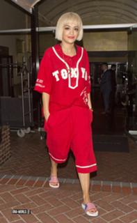 Rita Ora feet photo thumbnail