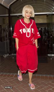 Rita Ora feet photo thumbnail