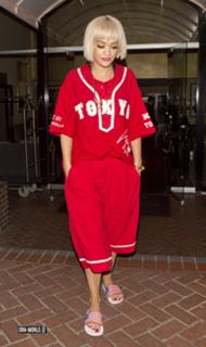 Rita Ora feet photo thumbnail