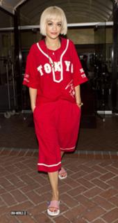Rita Ora feet photo thumbnail