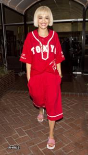 Rita Ora feet photo thumbnail