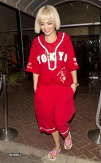 Rita Ora feet photo thumbnail