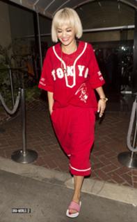Rita Ora feet photo thumbnail