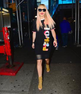 Rita Ora feet photo thumbnail