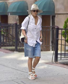 Rita Ora feet photo thumbnail