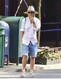 Rita Ora feet photo thumbnail