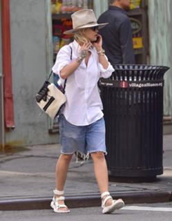 Rita Ora feet photo thumbnail