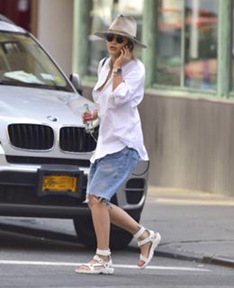 Rita Ora feet photo thumbnail