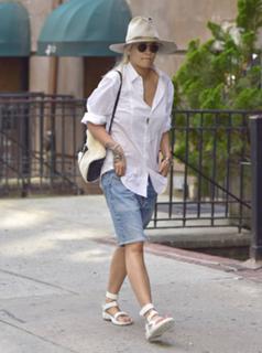 Rita Ora feet photo thumbnail