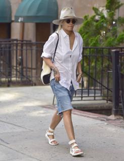 Rita Ora feet photo thumbnail