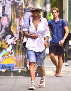Rita Ora feet photo thumbnail