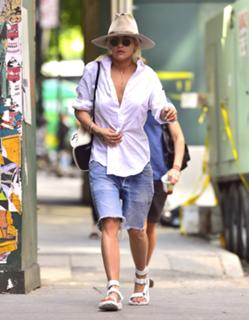 Rita Ora feet photo thumbnail