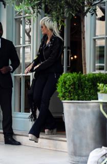 Rita Ora feet photo thumbnail