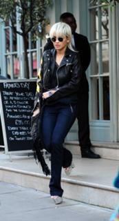 Rita Ora feet photo thumbnail