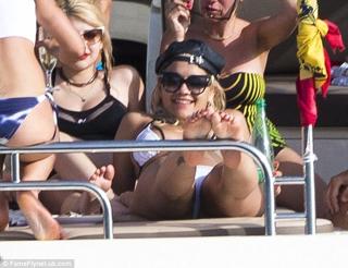 Rita Ora feet photo thumbnail
