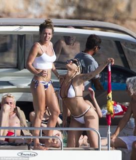 Rita Ora feet photo thumbnail