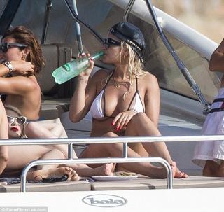Rita Ora feet photo thumbnail