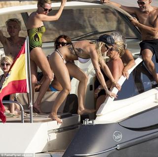 Rita Ora feet photo thumbnail