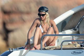 Rita Ora feet photo thumbnail