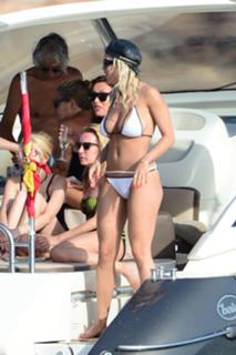 Rita Ora feet photo thumbnail
