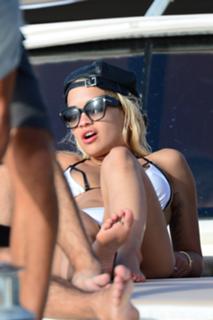 Rita Ora feet photo thumbnail