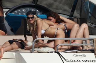 Rita Ora feet photo thumbnail
