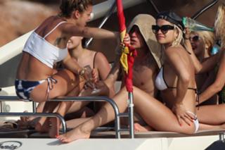 Rita Ora feet photo thumbnail